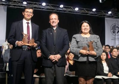 Dos Alumni participantes de la Incubadora, reciben el premio Espíritu San Alberto Hurtado 2024